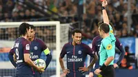 Wasit Ruddy Buquet (kanan) memberi kartu merah kepada striker Paris Saint-Germain, Neymar (tengah), pada laga PSG kontra Marseille, di Stadion Velodrome, Marseille, Senin (23/10/2017) dini hari WIB.  Laga berakhir 2-2.  (AFP/Boris Horvat)