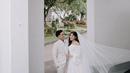 Banyak ide busana prewedding termasuk lokasi dari pasangan pengantin baru Erina Gudono. Dalam gaun off-the-shoulder dan veil yang cantik. [@erinagudono]