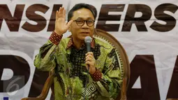 Ketua MPR Zulkifli Hasan saat memberi keterangan pers di Kompleks Parlemen, Senayan, Jakarta, Selasa (14/2). Dalam keterangan persnya Zulkifli berharap Pilkada besok berjalan dengan lancar dan aman. (Liputan6.com/Johan Tallo)