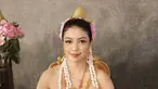 Dalam foto yang diunggah, Regina Phoenix menunjukkan pesona luar biasa dengan baju adat Thailand, Chut Thai, yang memperlihatkan keindahan budaya tradisional negeri gajah putih. Suasana yang elegan dan berkelas terlihat saat Regina duduk di kursi berlapis emas dengan latar belakang yang klasik. Senyum lembutnya menambah daya tarik, membuat setiap orang yang melihatnya terpesona. (Liputan6.com/IG/@reginaaphx)