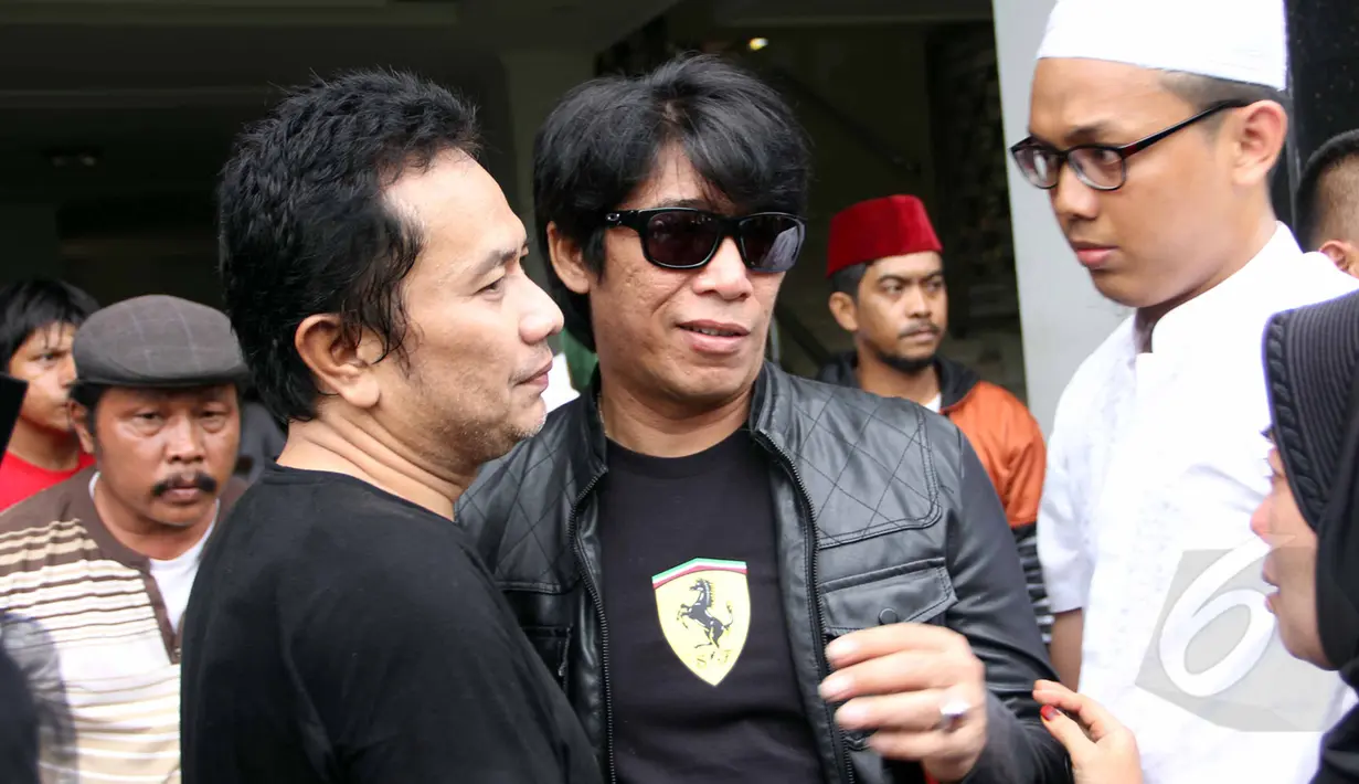 Parto Patrio berkunjung ke rumah Mpok Nori di kawasan  Bambu Apus, Jakarta Timur, Jumat (3/4/2015). Sejumlah artis mendatangi rumah Mpok Nori setelah mendengar meninggalnya  komedian senior tersebut. (Liputan6.com/Helmi Afandi)