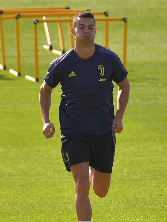 Cristiano Ronaldo melakukan pemanasan saat latihan di pusat pelatihan Juventus Continassa di Turin (22/10). Juventus akan bertanding melawan Manchester United pada lanjutan grup H Liga Champions di Old Trafford. (AFP Photo/Marco Bertorello)