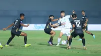 Pemain PSS Sleman, Kevin Gomes (tengah) berusaha melepaskan diri dari kepungan dua pemain Dewa United, Theofillo Numberi (kiri) dan Henhen Herdiana pada laga pekan ke-15 BRI Liga 1 2023/2024 di Stadion Indomilk Arena, Tangerang, Jumat (6/10/2023) malam WIB. (Bola.com/M Iqbal Ichsan)