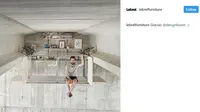 Fernando Abellanas memperlihatkan bagaimana ia masuk ke ruang kerjanya.(Instagram/@lebrelfurniture).