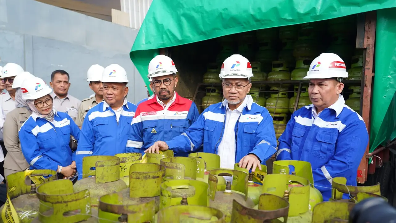 Menteri Perdagangan (Mendag) Zulkifli Hasan memimpin ekspose penemuan LPG 3 kg tak standar Senin, (27/5/2024). Ekspose dilakukan di Stasiun Pengisian dan Pengangkutan Bulk Elpiji (SPPBE) swasta di kawasan Koja, Jakarta Utara. (Dok Kemendag)