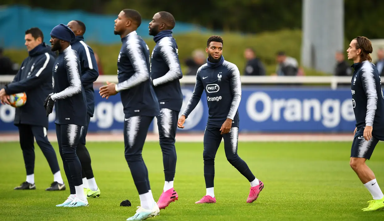 Para pemain Prancis melakukan pemanasan saat mengikuti latihan di Clairefontaine-en-Yvelines, barat daya Paris (8/10/2019). Tim Ayam Jantan menempati peringkat kedua dengan 15 poin, unggul tiga angka atas Islandia di Grup H. (AFP Photo/Martin Bureau)