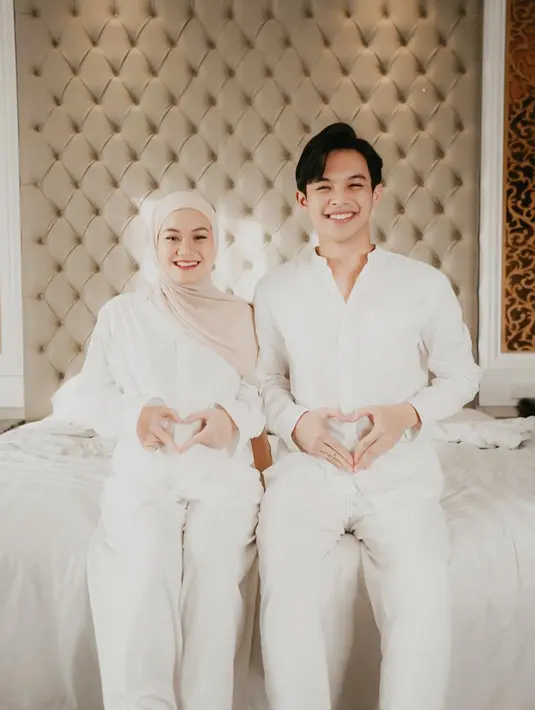 Dinda Hauw sedang mengandung buah hati pertamanya. Di momen mengandung, Dinda ingin selalu mengabadikan momen perutnya semakin membesar. Dinda dan Rey Mbayang pun melakukan pemotretan maternity shoot dengan pose bentuk tangan seperti love yang ditempelkan di perut. (Liputan6.com/IG/@dindahw)