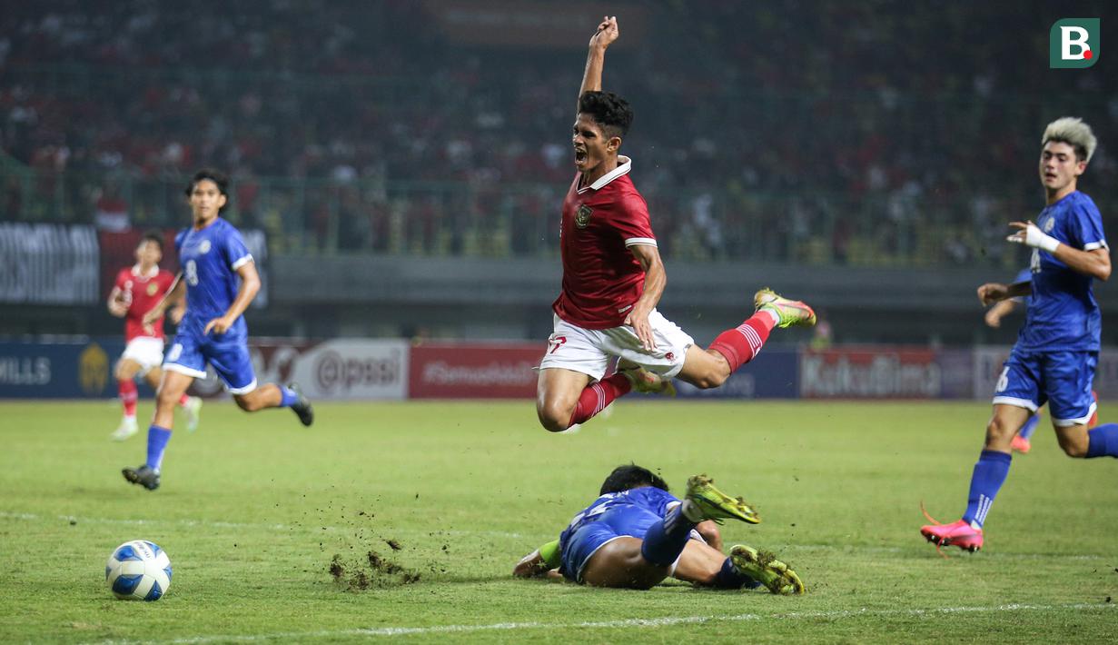 <p>Pemain Timnas Indonesia U-19, Subhan Fajri dihadang&nbsp;pemain Filipina dalam pertandingan babak penyisihan Grup A Piala AFF U-19 yang berlangsung di Stadion Patriot Candrabhaga, Bekasi, Jumat (8/7/2022). (Bola.com/Bagaskara Lazuardi)</p>