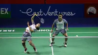 Pasangan ganda campuran Indonesia, Rehan Naufal Kusharjanto/Lisa Ayu Kusumawati saat bertanding melawan pasangan Jerman, Mark Lamsfuss/Isabel Lohau dalam babak 32 Besar Turnamen Bulu Tangkis East Ventures Indonesia Open 2022 di Istora Senayan, Jakarta, Selasa (14/6/2022). Rehan/Lisa kalah rubber game 13-21, 21-16 dan 17-21. (Bola.com/Bagaskara Lazuardi)