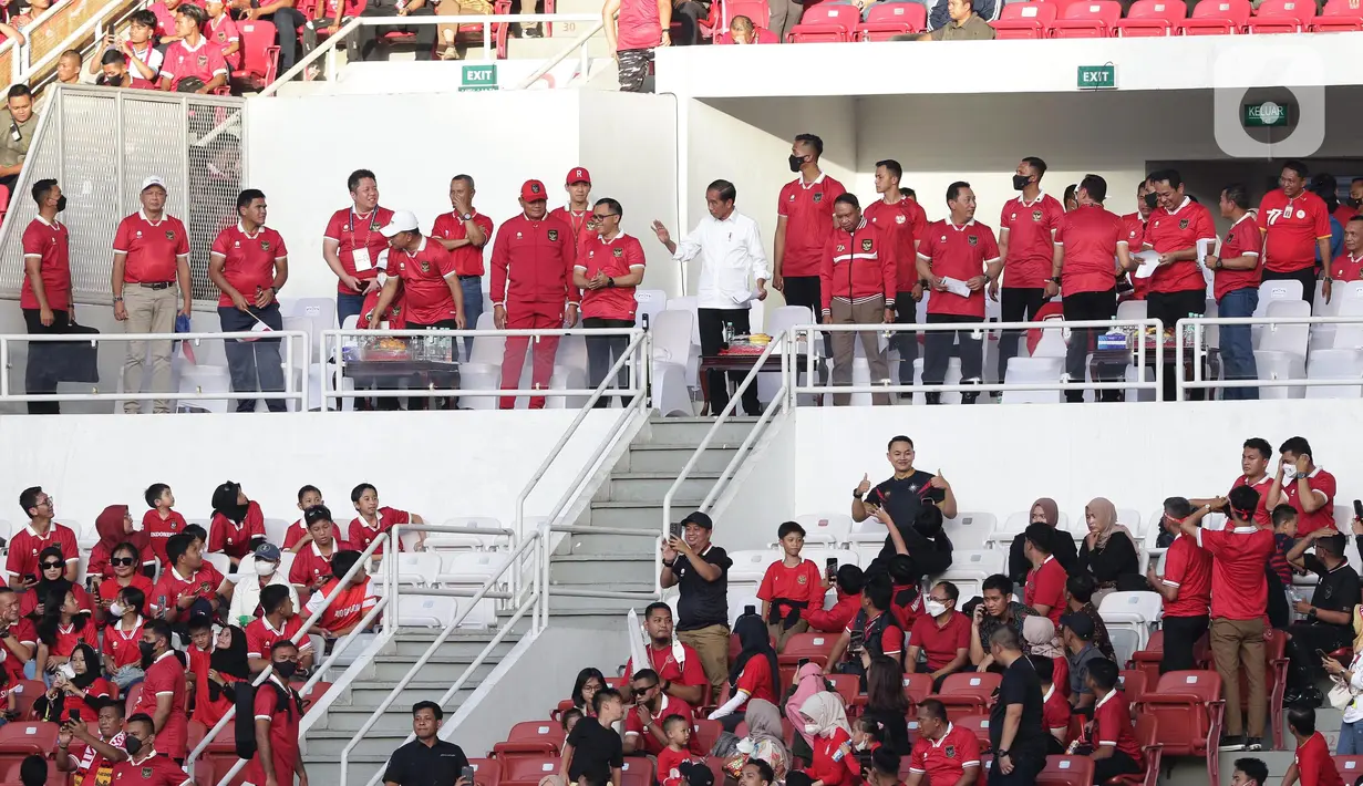 Presiden Joko Widodo (tengah-baju putih) menyaksikan laga timnas Indonesia melawan Vietnam pada semifinal leg pertama Piala AFF 2022 di Stadion Utama Gelora Bung Karno, Jakarta, Jumat (6/1/2023). Laga berlangsung ketat, kedua tim saling adu serang. Laga berakhir imbang 0-0. (Liputan6.com/Helmi Fithriansyah)