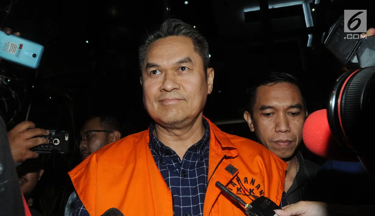 Direktur Keuangan PT Angkasa Pura (AP) II Andra Y Agussalam mengenakan rompi tahanan usai menjalani pemeriksaan pasca OTT di Gedung KPK, Jakarta, Jumat (2/8/2019). Andra Y Agussalam ditahan terkait kasus dugaan suap proyek pengadaan baggage handling system (BHS). (merdeka.com/Dwi Narwoko)