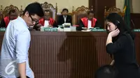 Suami alm Mirna, Arief Sumarko dan saudaranya, Sandy Salihin usai diambil sumpah saat mengikuti persidangan lanjutan Jessica Kumala Wongso dengan agenda pemeriksaan saksi di Pengadilan Negeri Jakarta Pusat, Selasa (12/7). (Liputan6.com/Faizal Fanani)