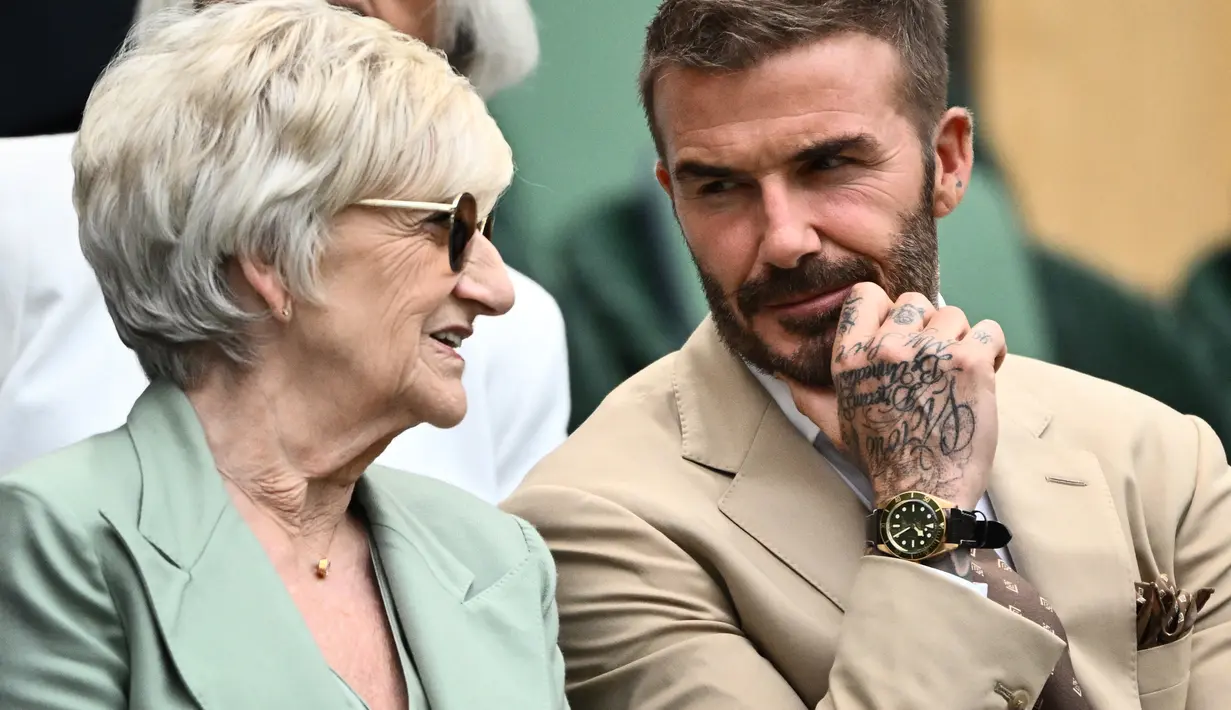 Mantan pemain sepak bola Inggris David Beckham dan ibunya Sandra Beckham duduk menyaksikan pertandingan kejuaraan tenis Wimbledon 2023 antara Daria Kasatkina dari Rusia dan Jodie Burrage dari Inggris di The All England Tennis Club di Wimbledon , London barat daya, pada 5 Juli 2023. (AFP/Sebastien Bozon)