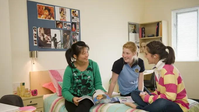 [Bintang] Belum Ada Smartphone, Ini 4 Hal yang Dilakukan Cewek Saat Kumpul