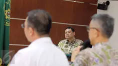 Mantan Direktur PT Bursa Berjangka Jakarta Mochammad Bihar Sakti Wibowo (tengah) menjalani sidang lanjutan terkait kasus penyuapan kepada Kepala Bappeti Syahrul Raja Sempurnajaya, di Pengadilan Tipikor, Jakarta, Senin (6/7). (Liputan6.com/Helmi Afandi)