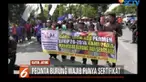 Peternak dan pecinta burung berkicau menggelar aksi di Depan Gedung DPRD karena tidak diijinkan masuk di gerbang kantor para wakil rakyat.