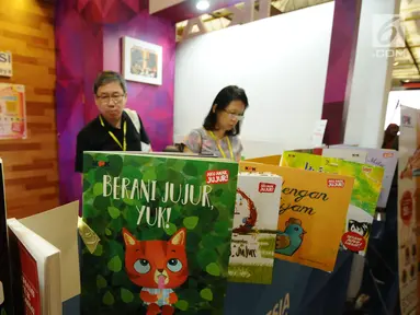 Pengunjung melihat-lihat buku yang dipajang di Stand KPK pada pameran Indonesia International Book Fair (IIBF) 2017 di Jakarta, Jumat (8/9). KPK menampilkan stand yang mengedukasi masyarakat tentang antikorupsi. (Liputan6.com/Helmi Fithriansyah)