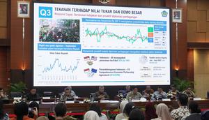 Dalam keterangannya saat Konferensi Pers APBN Kita, Menkeu Purbaya Yudhi Sadewa, mengungkap dari sisi pendapatan realisasi pendapatan negara sepanjang 2025 mencapai Rp2.756,3 triliun atau 91,7% dari target APBN. Tampak dalam foto, Menteri Keuangan (Menkeu), Purbaya Yudhi Sadewa (ketiga kanan depan) saat memberi keterangan dalam Konferensi Pers APBN Kita, di Kantor Kementerian Keuangan, Jakarta, Kamis (8/1/2026). (merdeka.com/magang/Rendi Saputra)