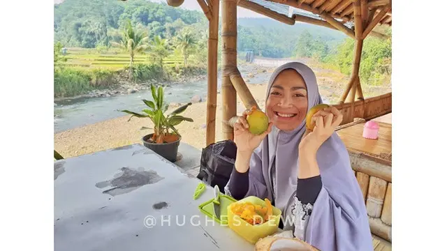 Bikin Pangling, Ini 7 Potret Terbaru Dewi Hughes yang Makin Langsing