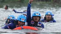 Pelatihan SAR kader Nasdem Jatim di Laguna Wego Lamongan. (Dian Kurniawan/Liputan6.com)