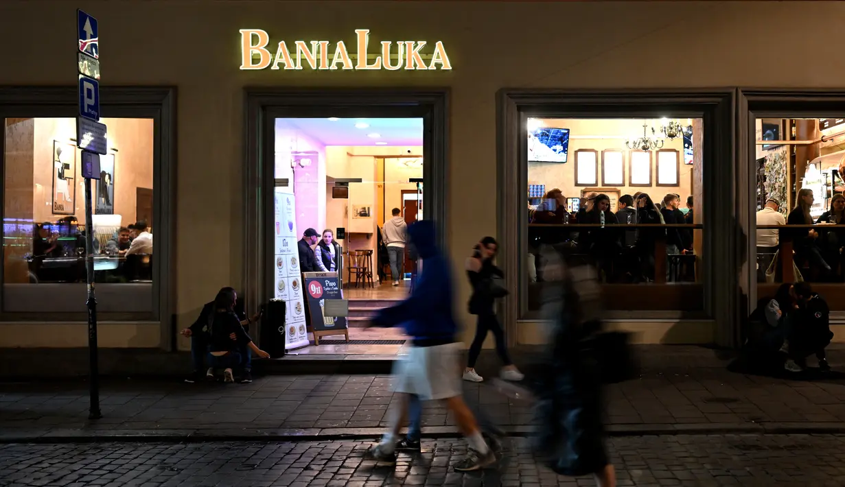 Ini bukan pertama kalinya Krakow - yang akan dikunjungi 9,4 juta turis pada tahun 2023, menurut perkiraan pemerintah kota - bergulat dengan tantangan yang ditimbulkan oleh para pengunjung yang sulit diatur. (Sergei GAPON / AFP)