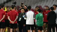 Ketua Umum PSSI Erick Thohir memberikan wejangan kepada pemain Timnas Indonesia pada sesi official training di SUGBK, Senayan hari Minggu malam WIB. (Bagaskara Lazuardi/Bola.com)