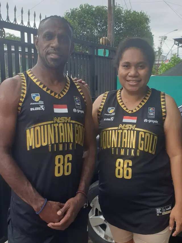 Jadi Duta PON XX Papua, Ini 6 Potret Kebersamaan Boaz Solossa dan Sang Istri