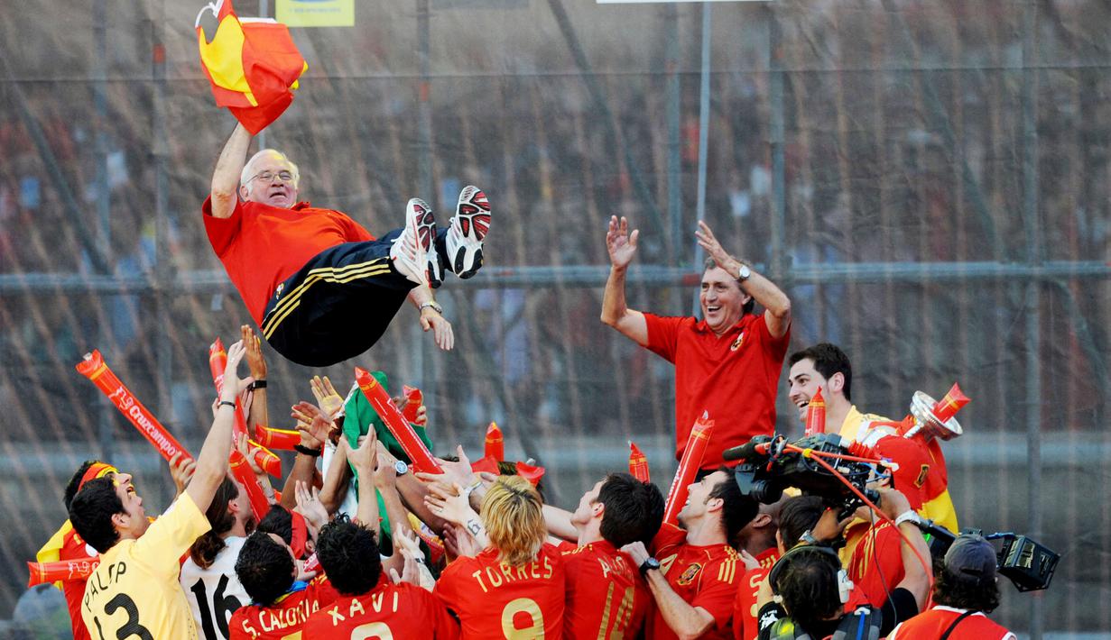 Luis Aragones - Pria kelahiran 28 Juli 1938 ini disebut-sebut adalah sosok dibalik kejayaan sepak bola Spanyol. Pada Piala Eropa edisi 2008 ia sukses mempersembahkan trofi untuk La Furia Roja. (Foto:AFP/Pierre-Philippe Marcou)