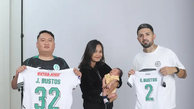 Gelandang PSS Sleman, Jonathan Bustos (paling kanan)