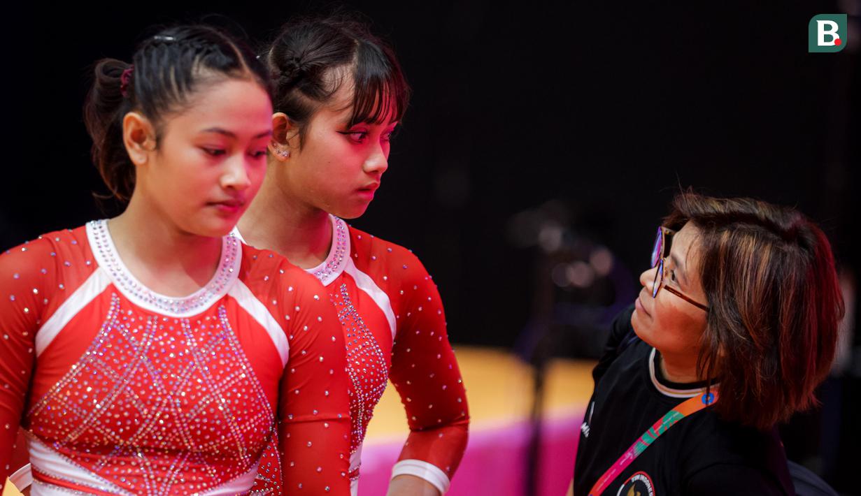 <p>Pesenam putri Indonesia, Salsabilla Hadi Pamungkas (kiri) dan Alarice Mallica Prakoso mendengarkan instruksi dari pelatih Eva Novalina Butarbutar saat Kejuaraan Dunia Gimnastik 2025 di Indonesia Arena, Senayan, Jakarta, Selasa (21/10/2025). (Bola.com/Bagaskara Lazuardi)</p>