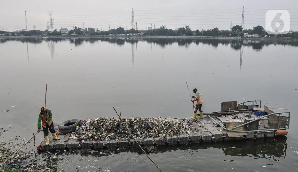 Petugas UPK Badan Air Dinas Lingkungan Hidup saat membersihkan sampah yang mencemari Waduk Cincin, Jakarta Utara, Rabu (23/6/2021). Pengerukan sampah dilakukan secara rutin guna menjaga kebersihan dan keindahan waduk, terutama saat memasuki musim penghujan. (merdeka.com/Iqbal S Nugroho)