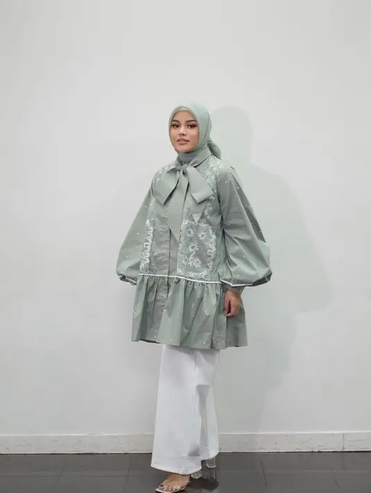 Di berbagai kesempatan, istri Atta Halilintar itu memang selalu terlihat cantik dan anggun dalam balutan outfit hijabnya.  @aurelie.hermansyah.