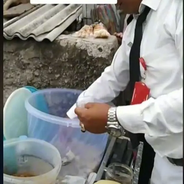 Cara Kreatif Pedagang Cimol Gaet Pembeli, Jualan Pakai Kostum Pilot