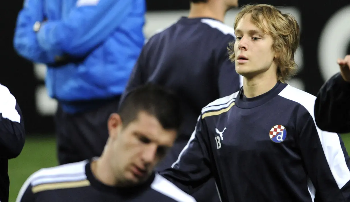 Alen Halilovic yang kini tengah menjalani musim pertama bersama Fortuna Sittard di Eredivisie, menempati posisi kelima sebagai pemain termuda yang melakukan debut di Liga Champions. Ia masih berusia 16 tahun dan 128 hari saat dimainkan Dinamo Zagreb menghadapi tamunya PSG pada matchday ke-2 Grup A Liga Champions 2012/2013 (24/10/2012) dalam laga yang berakhir dengan kekalahan 0-2. (AFP/Fernnado Veludo)