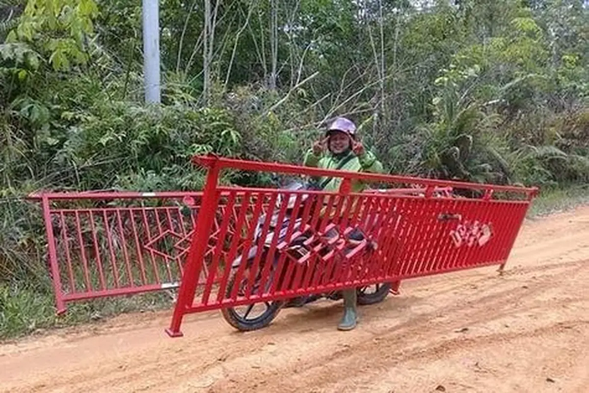 Potret Perjuangan Ojol Saat Mengantar Kiriman Barang