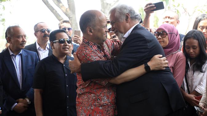 Presiden pertama Timor Leste Xanana Gusmao (kanan) memeluk Ilham Habibie saat berziarah ke makam Presiden ke-3 RI BJ Habibie di TMP Kalibata, Jakarta, Minggu (15/9/2019). Xanana dan perwakilan rakyat Timor Leste memanjatkan doa untuk Habibie. (merdeka.com/Iqbal Nugroho)