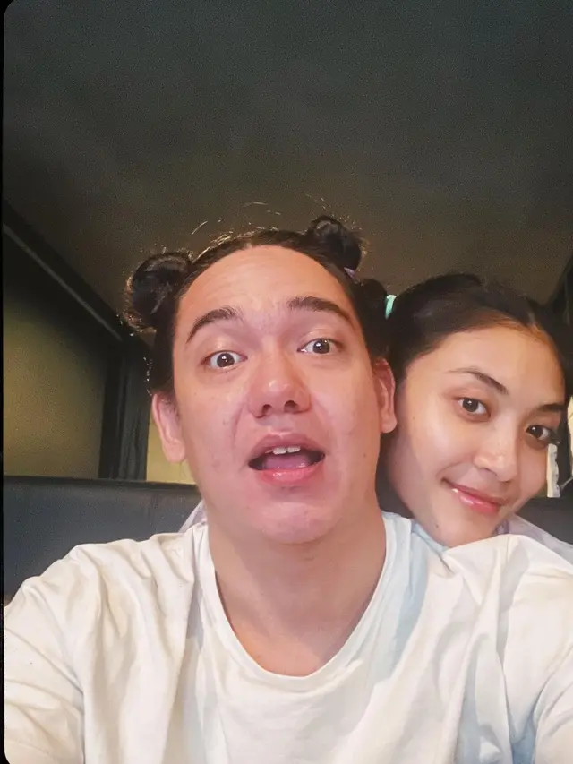 7 Potret Gaya Rambut Adipati Dolken, Tampil Kocak dengan Kuncir Dua