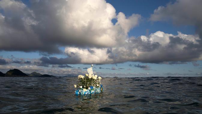 Sebuah kapal buatan berisi persembahan untuk Dewi Laut, Yemanja dilarung dalam tradisi upacara menjelang tahun baru di pantai Copacabana, Rio de Janeiro, Sabtu (29/12). Yemanja juga merupakan dewa pelindung nelayan dan korban kapal karam. (AP/Leo Correa)