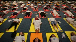Para diplomat dari berbagai negara melakukan yoga bersama untuk memperingati Hari Yoga Internasional di New Delhi, India, Jumat (21/6/2019). Lebih dari 191 kedutaan besar dan konsulat India di seluruh dunia menyelenggarakan sesi yoga untuk memperingati Hari Yoga Internasional. (AP Photo/AltafQadri)