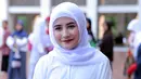 Salah satu ayat yang jadi favorit dari pemain film Danur itu adalah penggalan surat Ath Thalaq yang kerap disebut ayat 1000 Dinar. Bahkan, ayat itu jadi bacaan wajib bagi Prilly Latuconsina seusai menjalankan salat. (Deki Prayoga/Bintang.com)