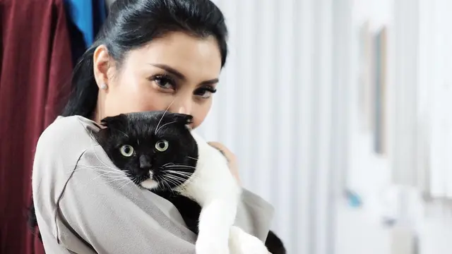 ilustrasi potret tyas mirasih dan kucing/instagram: tyas mirasih