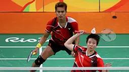 Ganda campuran Indonesia, Tontowi Ahmad/Liliyana Natsir, mengalahkan pasangan Malaysia, Chan Peng Soon/Goh Liu Ying, dua gim langsung 21-14 dan 21-12. (Reuters/Marcelo Del Pozo)