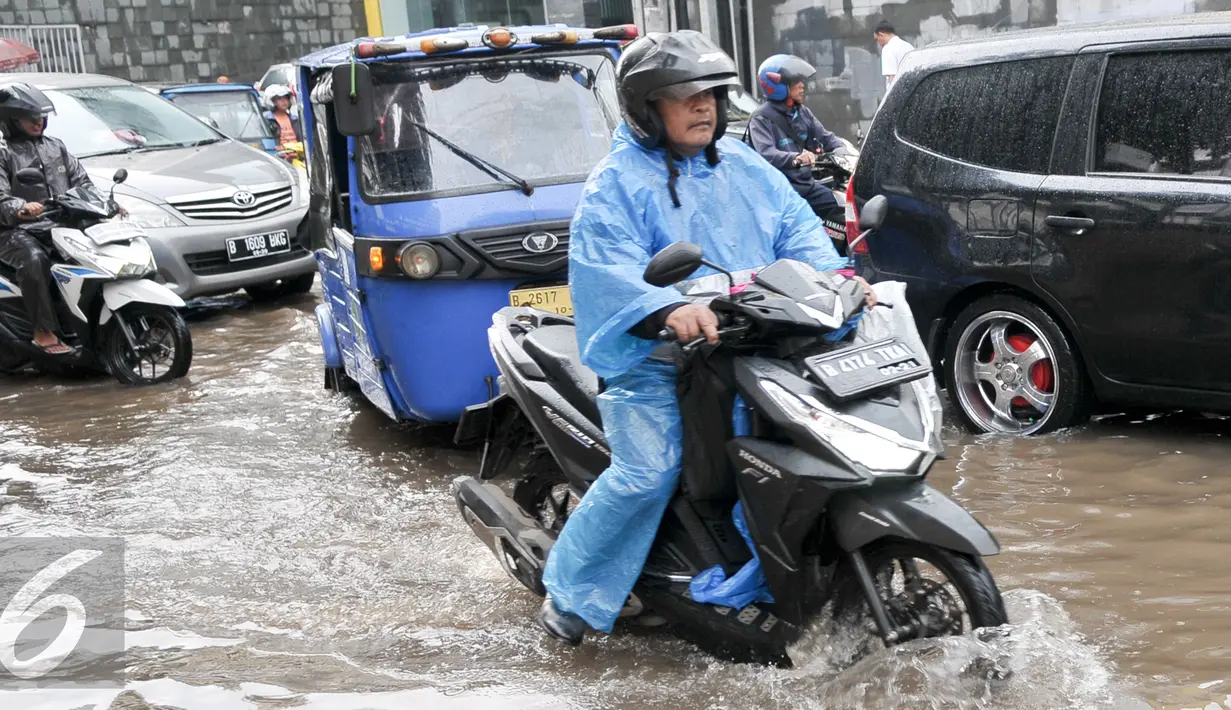Pengendara motor menerobos genangan air di Jalan Teuku Cik Ditiro, Jakarta, Selasa (30/8). Diguyur hujan deras, sejumlah titik jalan di Jakarta tergenang air. (Liputan6.com/Yoppy Renato)