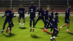 Para pemain timnas Prancis ambil bagian dalam sesi latihan di Clairefontaine-en-Yvelines, barat daya Paris, Selasa (10/11/2020). Prancis akan beruji coba melawan Finlandia di Stade de France pada Kamis (12/11/2020) dini hari WIB dalam pertandingan persahabatan internasional. (Yoan VALAT/POOL/AFP)