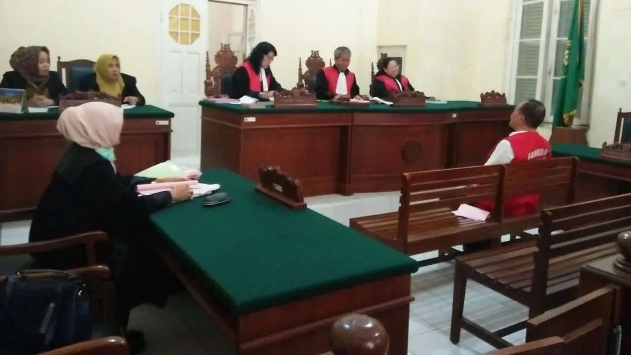 Bos Gudang Ribuan Obat PCC Jalani Sidang Perdana Tanpa Pengacara