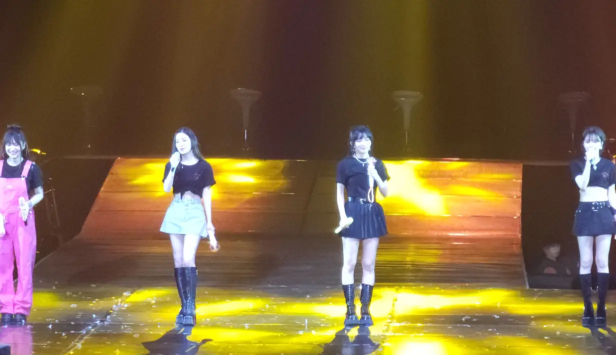 Terakhir, keempatnya muncul dengan busana kasual, menutup konser yang begitu menyenangkan. [Foto: Lanny Kusuma/Fimela]