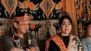 Ahok dan Puput menjelajahi berbagai tempat di Sumba termasuk mengunjungi Kampung Raja Prailiu. Kedatang keduanya pun disambut oleh warga setempat. [@pluralljeko]