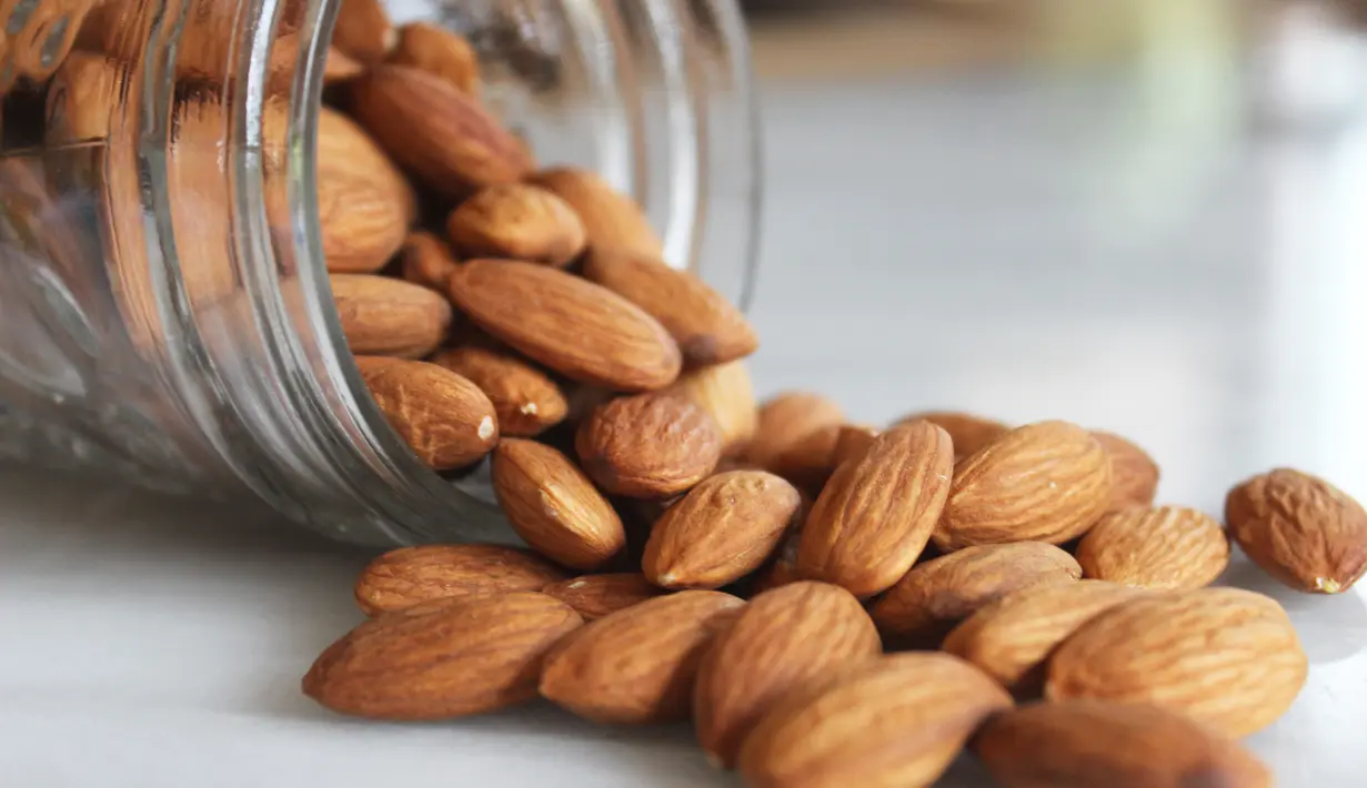 kacang almond 