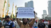 Masyarakat Papua yang merupakan mantan karyawan PT Freeport Indonesia saat melakukan penggalangan dana di tengah berlangsungnya Hari Bebas Kendaraan Bermotor atau Car Free Day di kawasan Bundaran HI, Jakarta, Minggu (5/8). (Merdeka.com/Iqbal S. Nugroho)