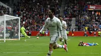 Isco Alarcon mencetak dua gol saat Real Madrid menang atas Sporting Gijon pada pertandingan pekan ke-32 La Liga (15/4/2017). (AFP/Miguel Riopa)